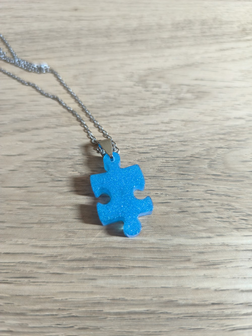 Přívěsek puzzle – modrý třpytivý náhrdelník — foto 4