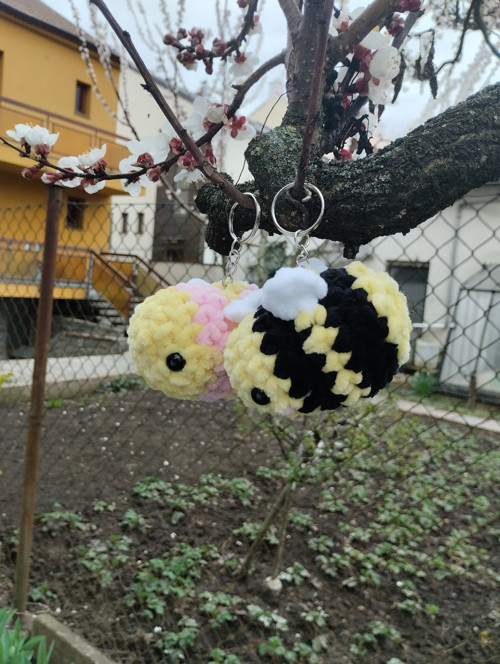 2 packy háčkovaných včeliček — foto 2