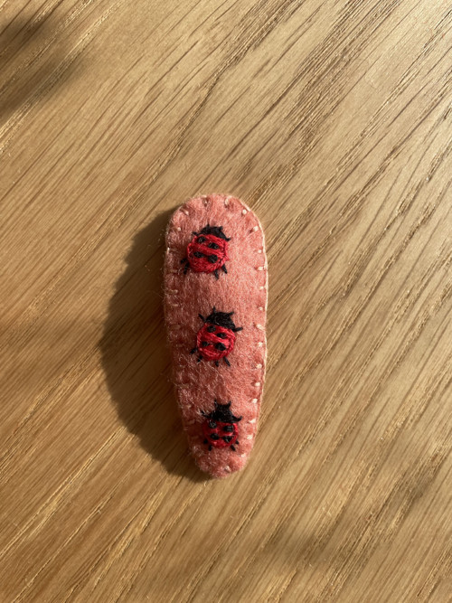 Vyšívaná sponka Berušky — foto 2