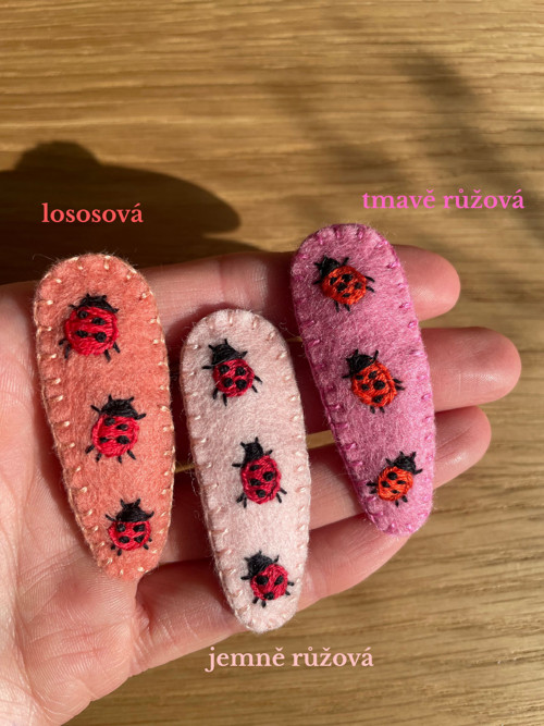 Vyšívaná sponka Berušky — foto 3