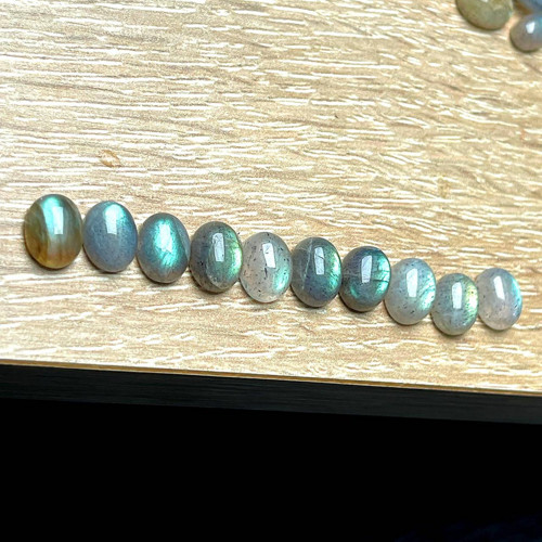 Labradorit kabošon ovál / 9x7 mm — foto 2