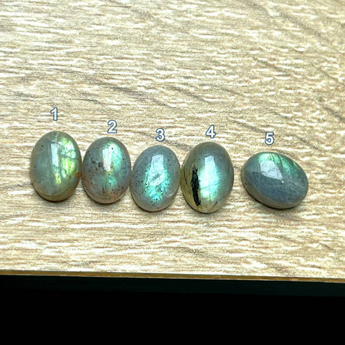Labradorit kabošon ovál / 8x6 mm — foto 2