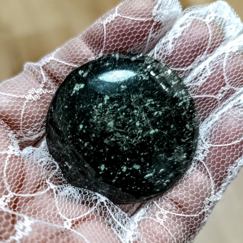 Muskovit, ID 5648, průměr 42 mm — foto 3