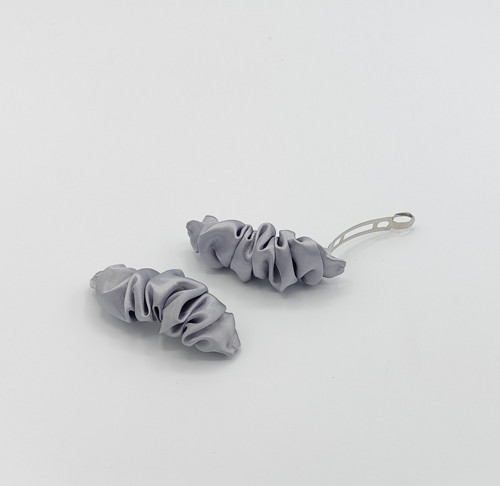 Spona do vlasů scrunchie šedá (silver) 8 cm — foto 2