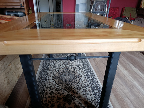 Designový stůl s kovanými prvky a ornamentem — foto 3