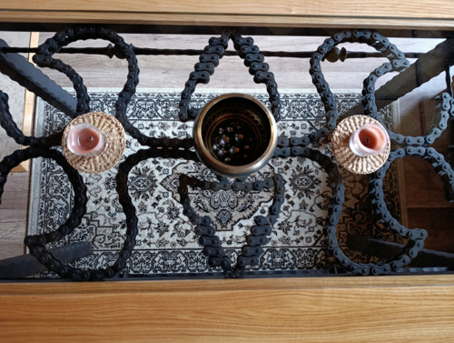 Designový stůl s kovanými prvky a ornamentem — foto 2