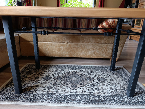 Designový stůl s kovanými prvky a ornamentem — foto 4