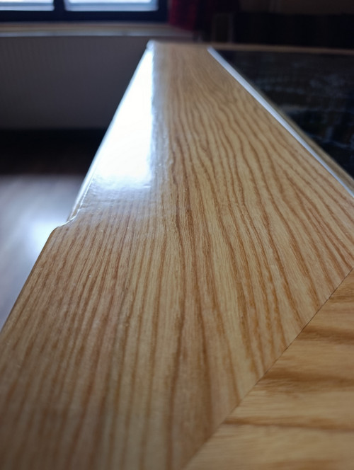 Designový stůl s kovanými prvky a ornamentem — foto 5