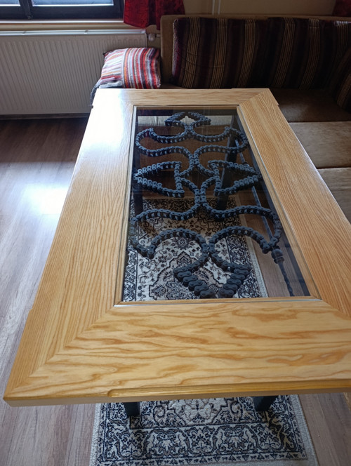 Designový stůl s kovanými prvky a ornamentem — foto 6