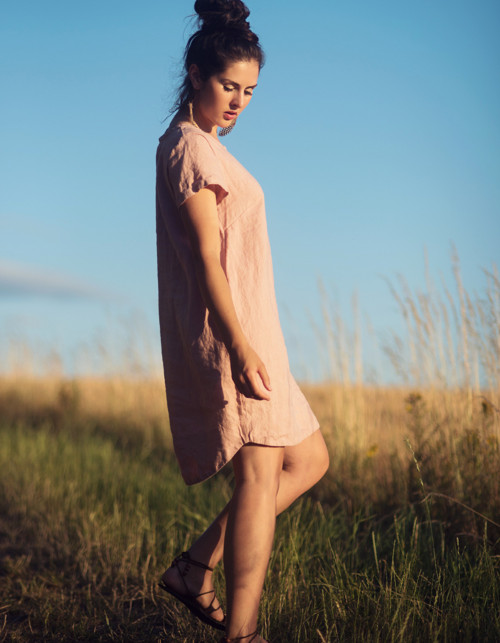 Lněné šaty hladké Pudrové — foto 6