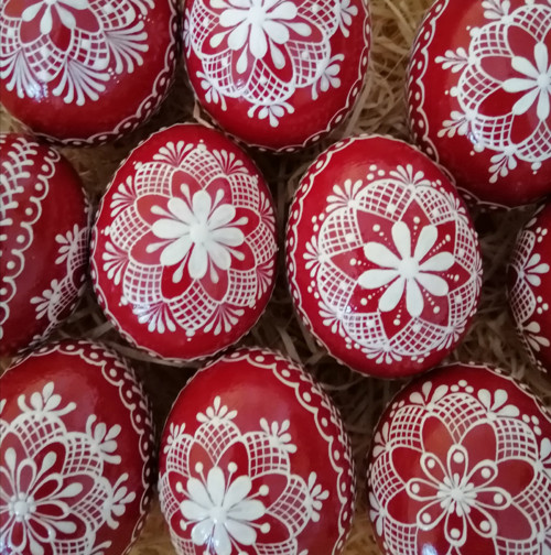 Červená reliefní kraslice — foto 3