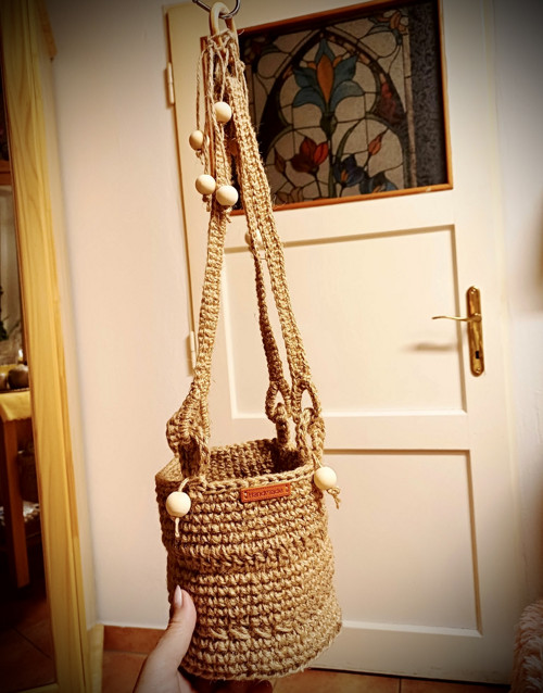 Háčkovaný jutový závěsný košík v boho stylu — foto 4