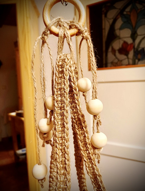 Háčkovaný jutový závěsný košík v boho stylu — foto 5