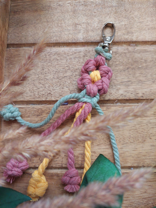 Macramé klíčenka MINI KVĚTINKA - limitka barev — foto 2