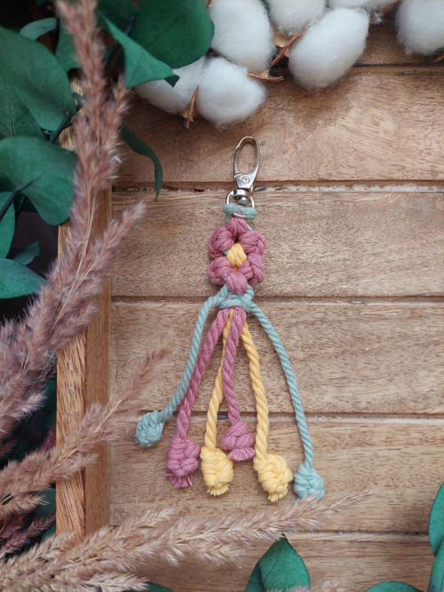 Macramé klíčenka MINI KVĚTINKA - limitka barev — foto 3