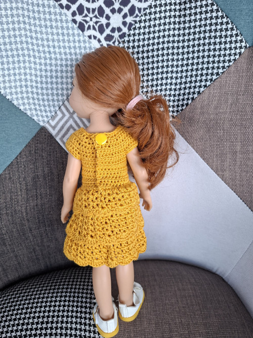 Háčkované šaty pro panenku vysokou 32 cm — foto 2