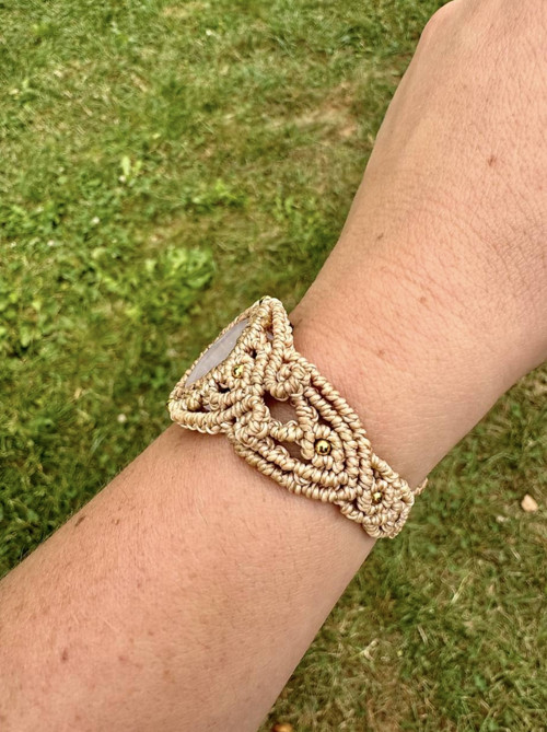 Boho makramé náramok s ruženínom — foto 3