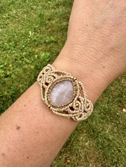 Boho makramé náramok s ruženínom — foto 2
