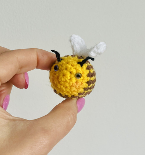 Mini včelka do kapsy – malý talisman pro štěstí — foto 4