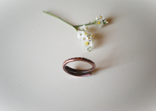 "Písmenkový" - tepaný měděný open ring — foto 3