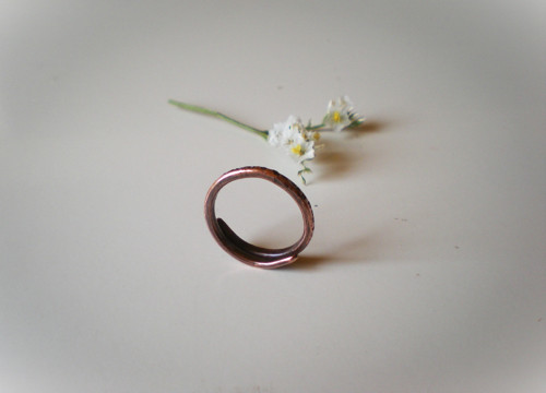 "Písmenkový" - tepaný měděný open ring — foto 2