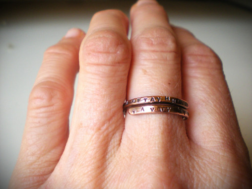 "Písmenkový" - tepaný měděný open ring — foto 5