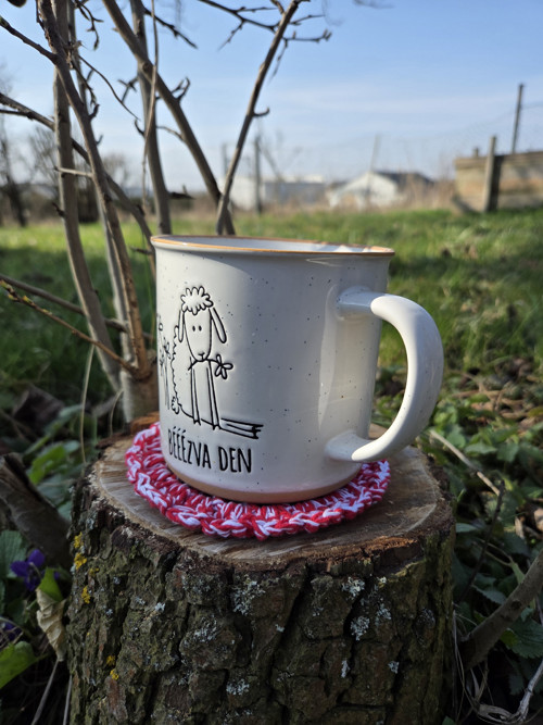 Ručně háčkovaný podtácek - červeno bílý — foto 2