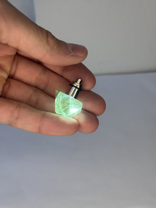 Svítící přívěšek - Surový fluorit — foto 2