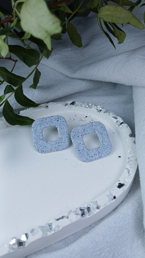 Světle šedé žíhané náušnice Ericlay Design — foto 4
