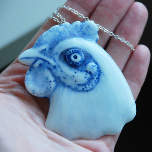 Porcelánový náhrdelník Modrá slepice — foto 3