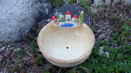 Miska na netřesky s domečky a stromy. — foto 3