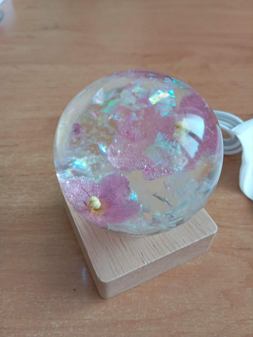 Epoxy lampička s fialkami — foto 3