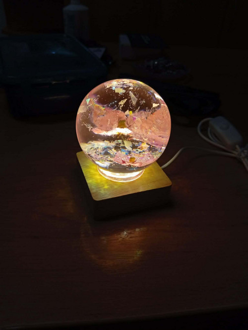 Epoxy lampička s fialkami — foto 4