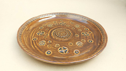 Talíř "Teplý karamel" - průměr 25cm — foto 2