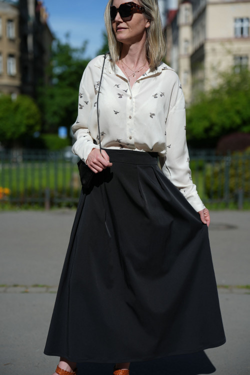 Dlouhá, elegantní, černá sukně — foto 2