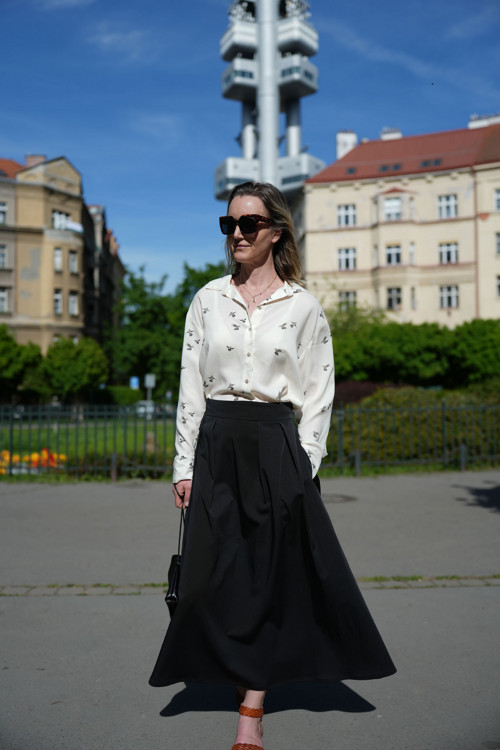 Dlouhá, elegantní, černá sukně — foto 5