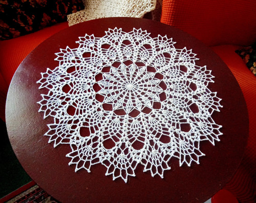 Bílá háčkovaná krajková dečka, průměr 48cm. — foto 2
