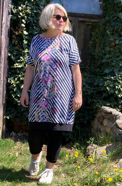 Šaty černé s květy — foto 3