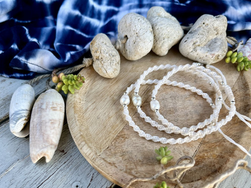 Macramé náramek s říční perlou — foto 4