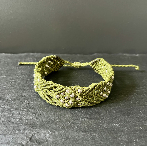 Zelený macramé náramek s korálky — foto 3