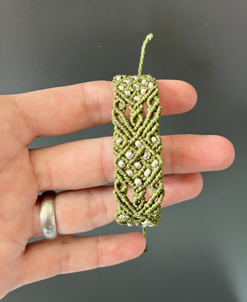 Zelený macramé náramek s korálky — foto 4