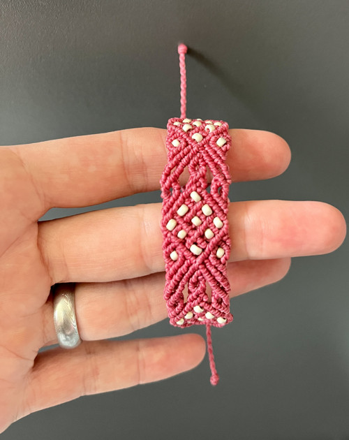 Malinový macramé náramek s korálky — foto 3