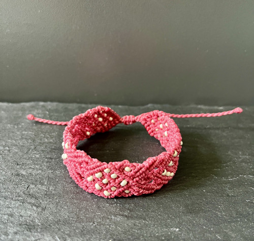Malinový macramé náramek s korálky — foto 2