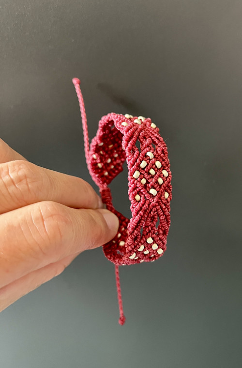 Malinový macramé náramek s korálky — foto 4