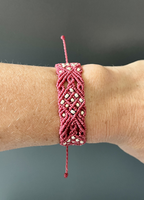 Malinový macramé náramek s korálky — foto 5