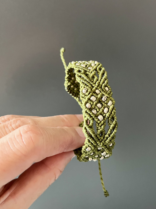 Zelený macramé náramek s korálky — foto 6
