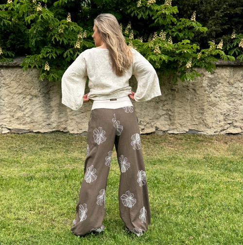 Volné kalhoty hnědé s květy — foto 5