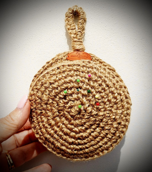 Háčkovaný jutový jehelníček v boho stylu — foto 3