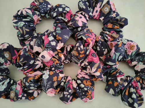 Scrunchie gumička - tmavě modrá s květy — foto 2