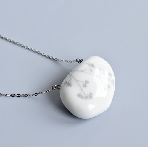 Porcelánový náhrdelník - Oblázek šedý — foto 2